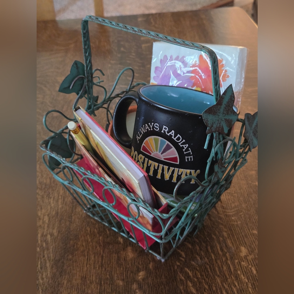 🎁❤️⭐🎁Positivity Mug Gift Set Bundle in a Vintage Green Wire Basket